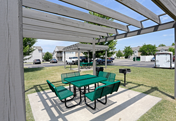 the reserve at bucklin hill picnic table and grill