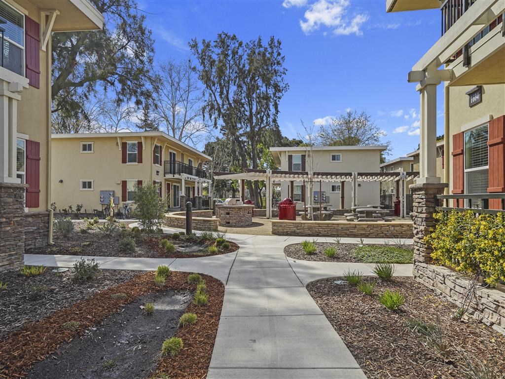 Intertwining walkways connecting homes at Parkside Apartments, Davis, 95616