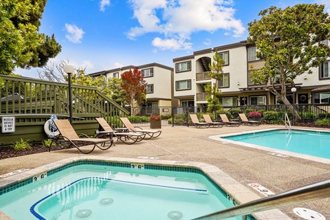 Peninsula Pines Apartments