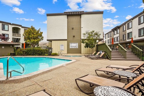 Peninsula Pines Apartments