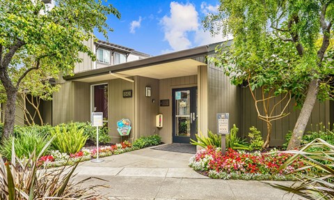 Peninsula Pines Apartments