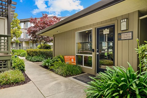 Peninsula Pines Apartments