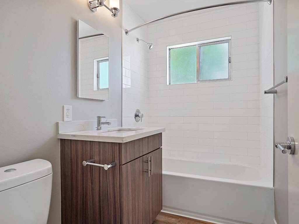 Bathroom With Bathtub at Colonial Garden Apartments, San Mateo, 94401