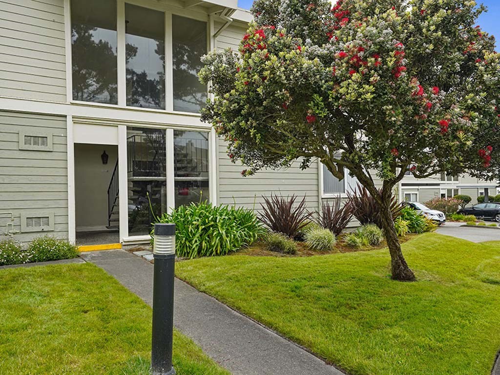 Green Space Walking Trails at Fairmont Apartments, California, 94044