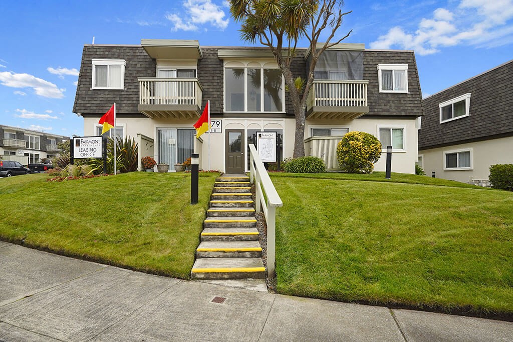 Courtyard With Green Space at Fairmont Apartments, Pacifica, California