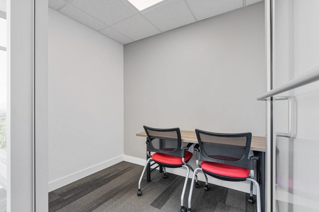 a meeting room with three chairs and a table a meeting room with three chairs and a table at 605 Place Student Housing & Co-Living, St George, Utah