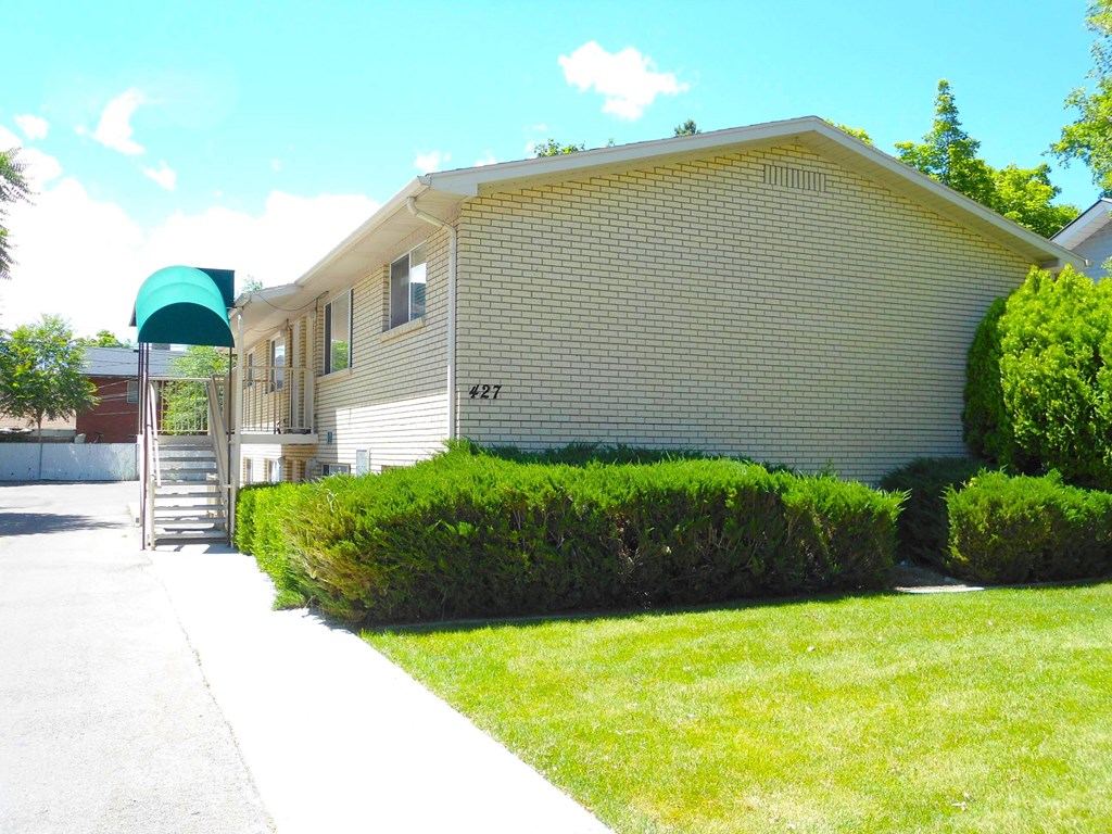 A house with the number 487 on it.