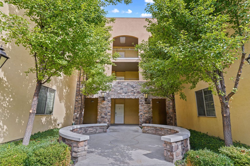 Courtyard View at Siena Villas Apartments, Utah