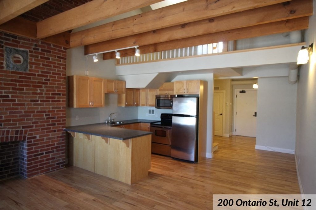 200 Street, Unit 12 living space