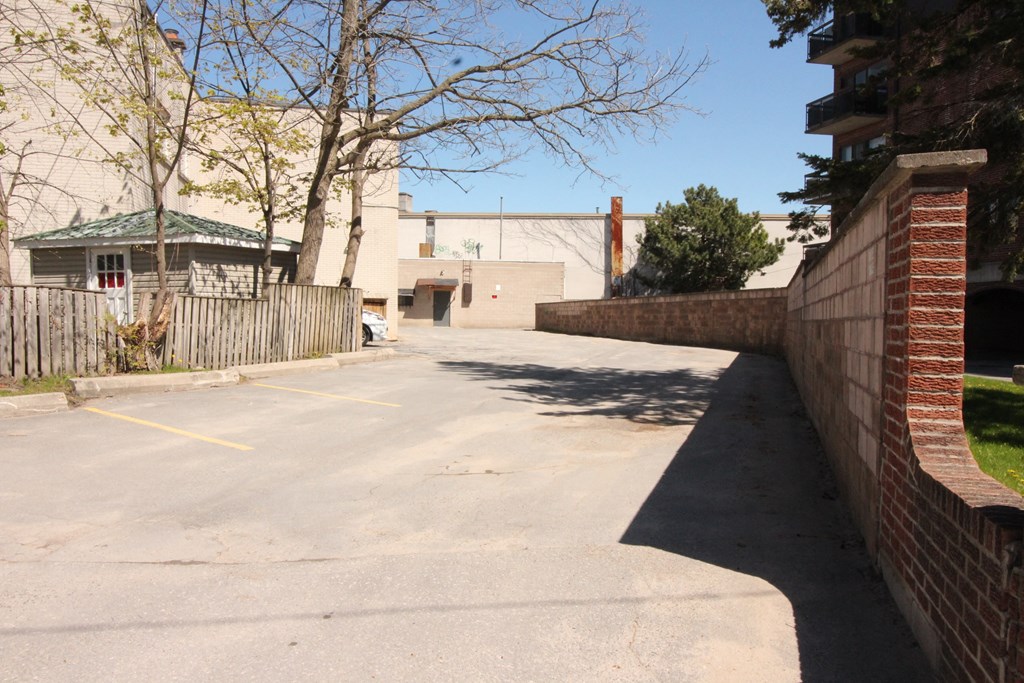 844 Princess Street - parking