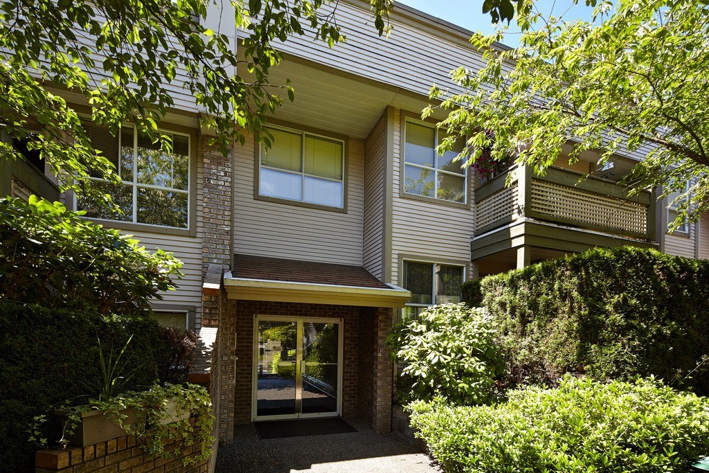 a view of the front of the building