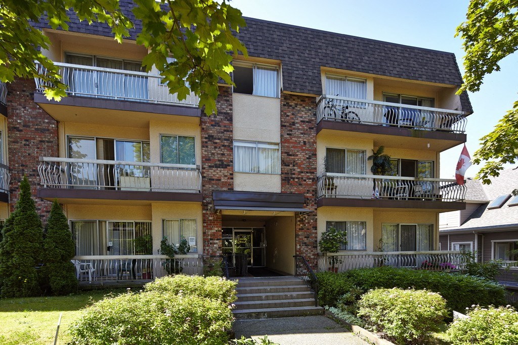 a picture of an apartment building