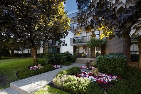 a view of the exterior of the building