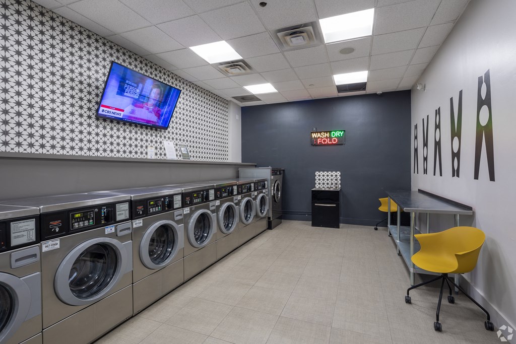 2555 N Clark St Washers & Dryers