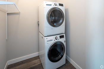 In-unit Laundry at The Bryn - 5600 N Sheridan Rd Apartments, Illinois