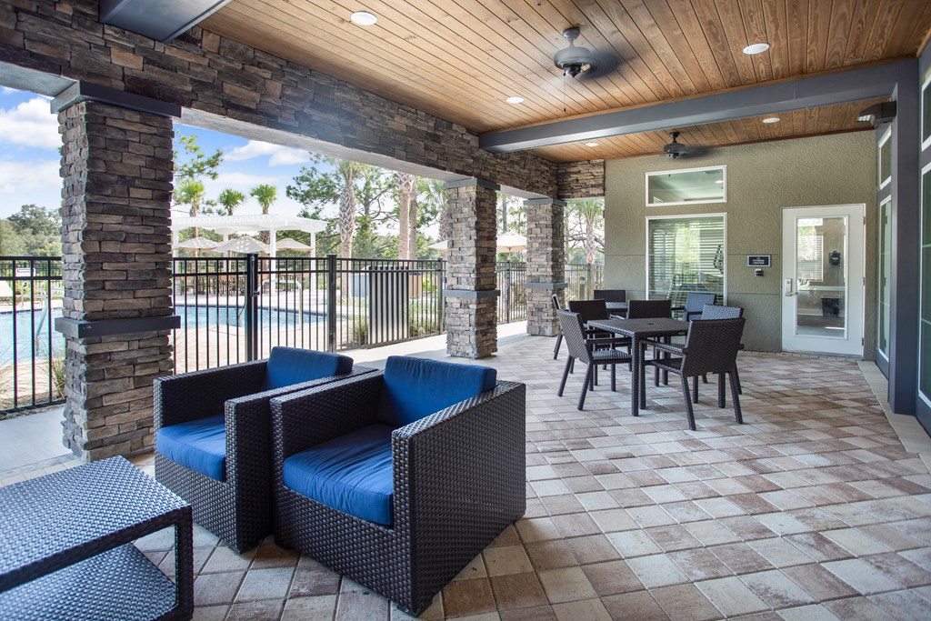 the estates at tanglewood|covered patio with seating