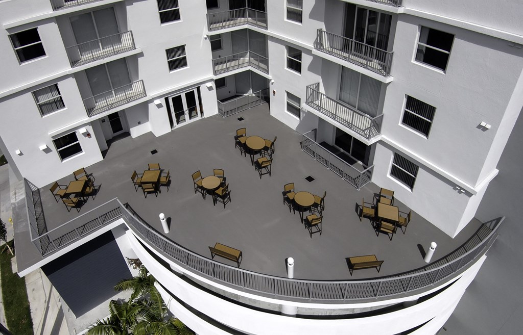 a view of the courtyard of the hollywood monroe apartment hotel