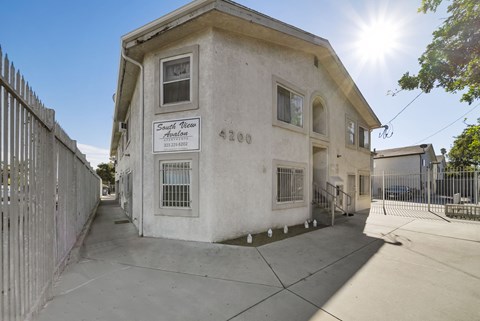A sunny day at the Southmoor Avenue, house number 4320.