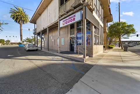 A liquor store with a sign that says "Back Liquor".