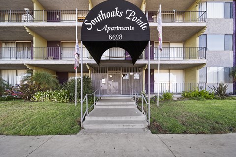 A black sign with white lettering reads Southoaks Pointe Apartments 6628.