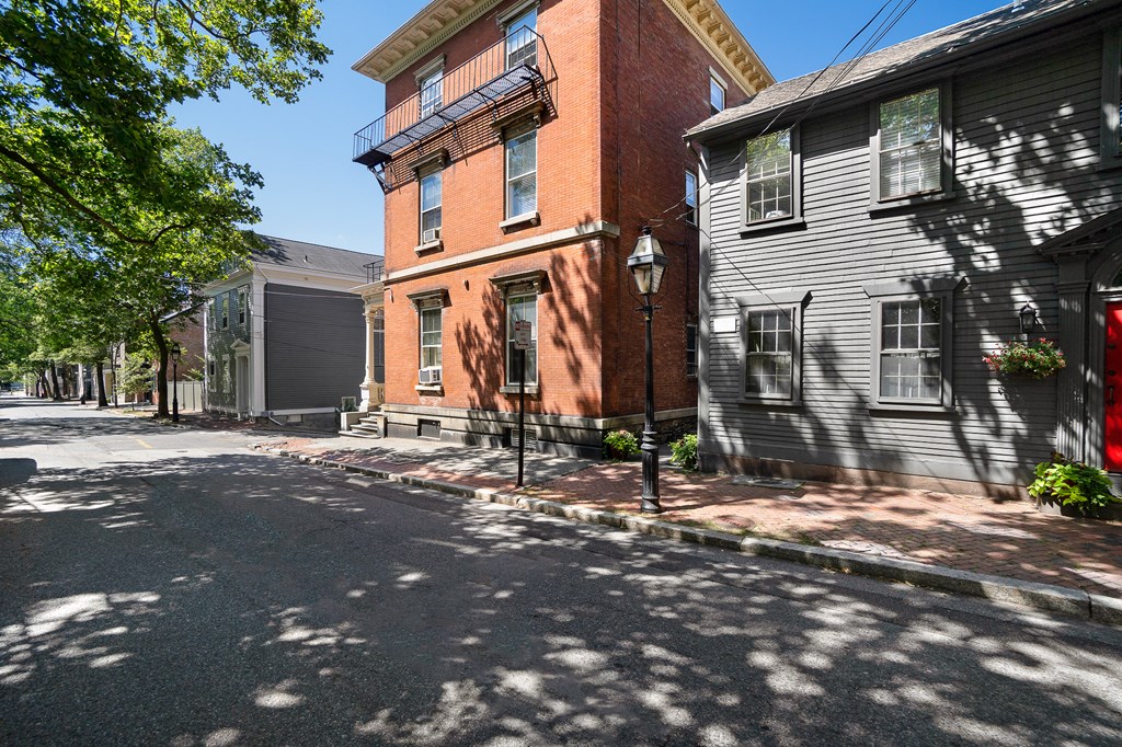 Benefit Street College Hill walkable to Brown University RISD Downtown Providence College Hill Rhode Island State House MBTA Commuter Rail T-Stop Rhode Island School of Design