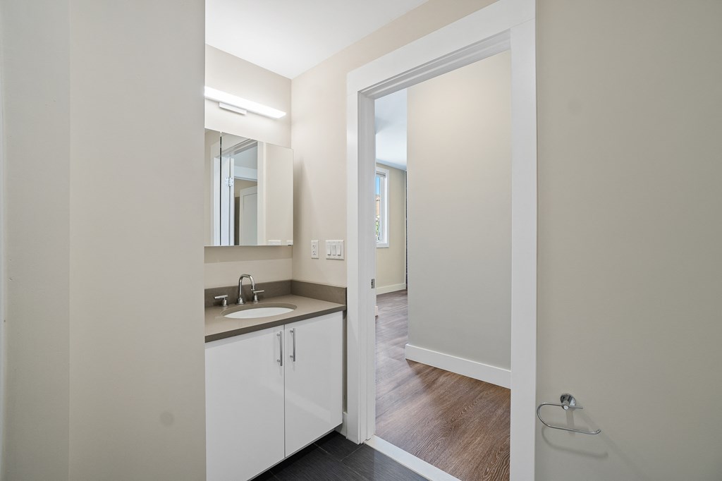 Taymil 125 Charles Apartment Homes Bathroom