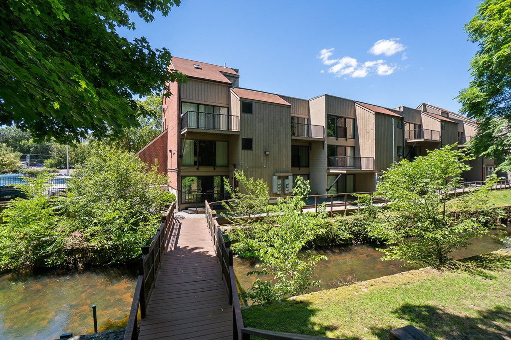 Moshassuck River Waterfront walkable to Brown University RISD Downtown Providence College Hill Rhode Island State House MBTA Commuter Rail T-Stop Rhode Island School of Design quartz spacious park pool stainless steel appliances dishwasher