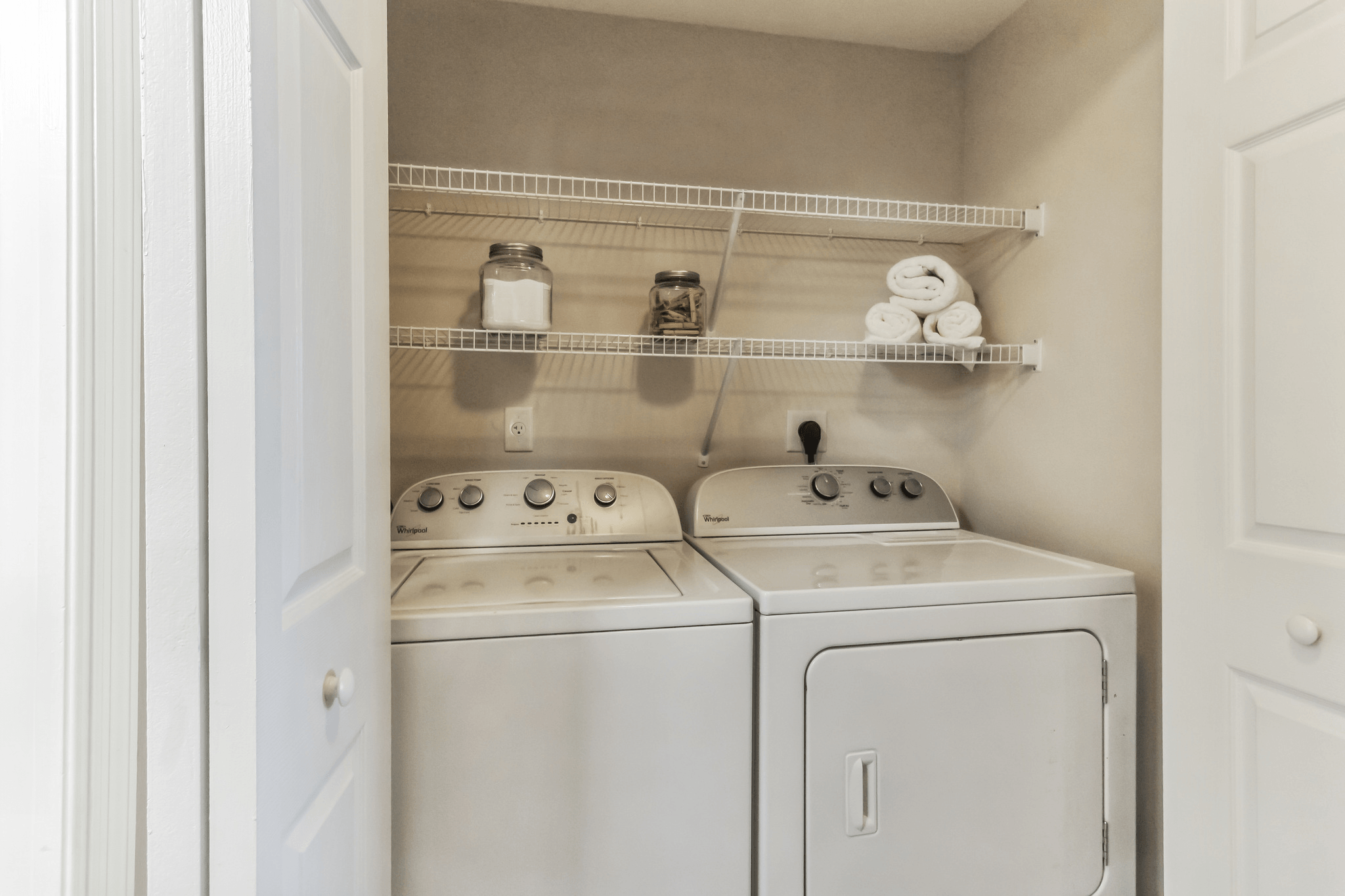 the laundry room is equipped with a washer and dryer