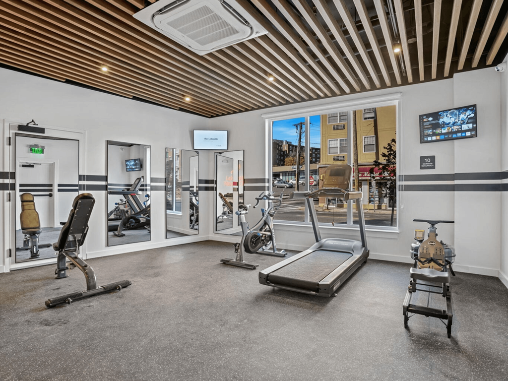 the gym at the landing at pullman apartments in pullman