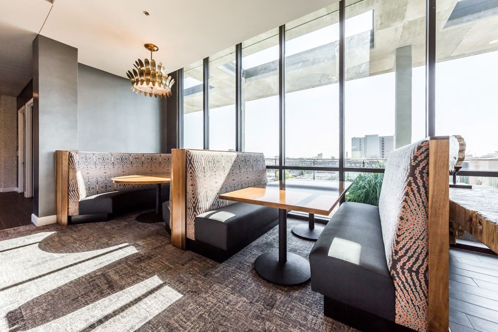 a restaurant or other place to eat at embassy suites glendinning