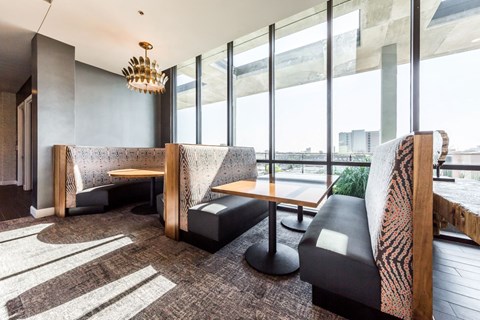 a restaurant or other place to eat at embassy suites glendinning