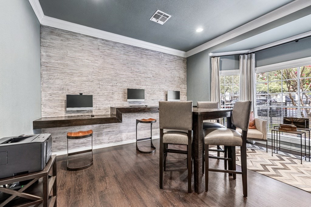 the retreat apartments l living room with tv and seating area