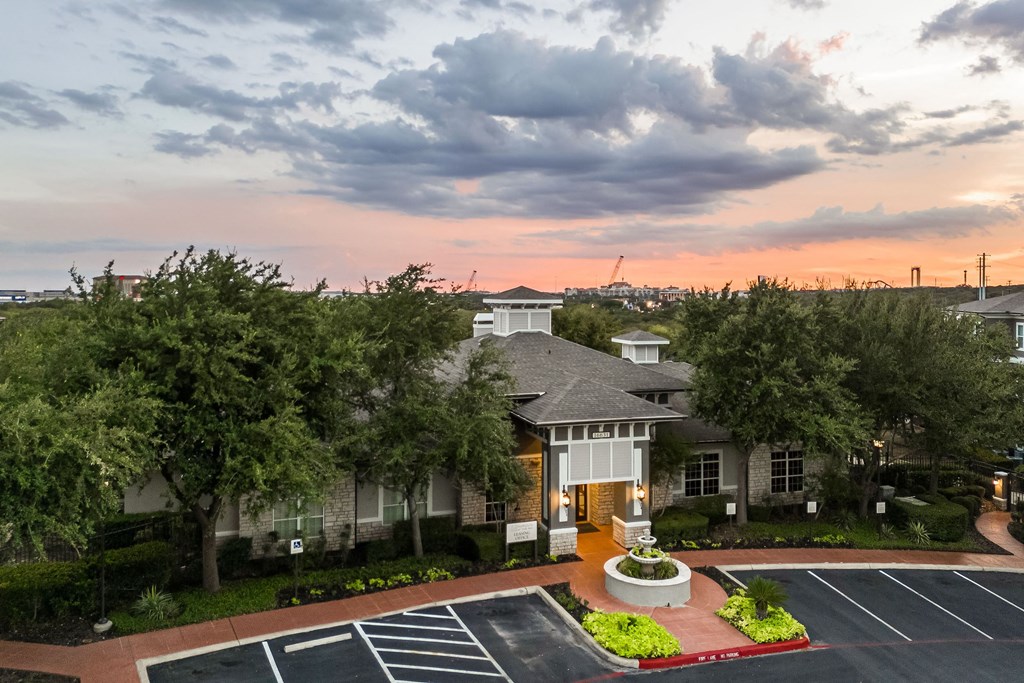 the estates at tanglewood|furnished parking lot