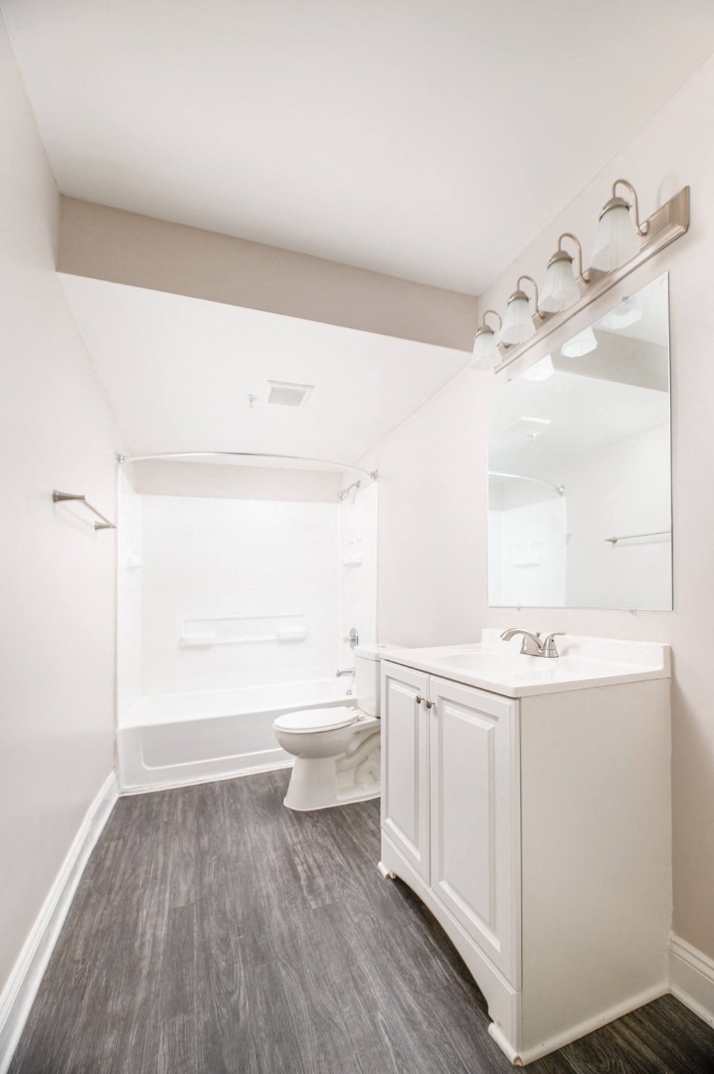 Bathroom With Bathtub at Elite At Lakeview, College Park, GA, 30337