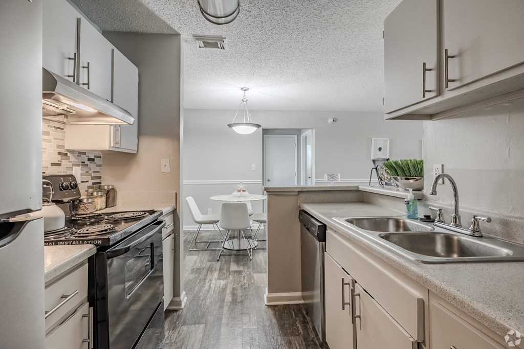 the preserve at ballantyne commons apartment kitchen and dining area