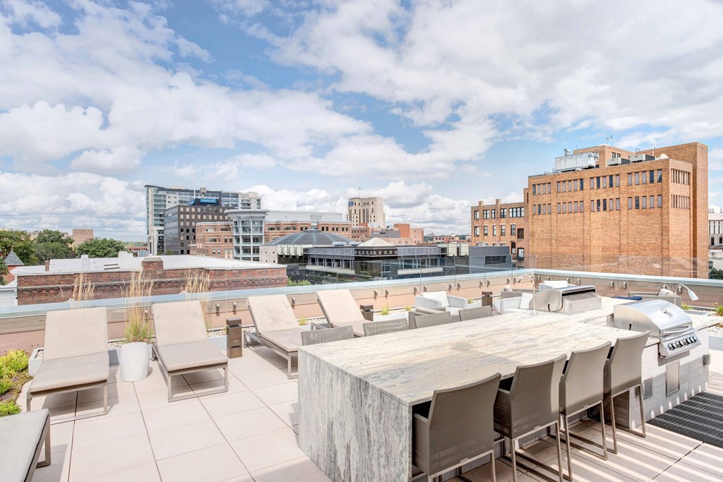 400 Rose Rooftop Lounge with