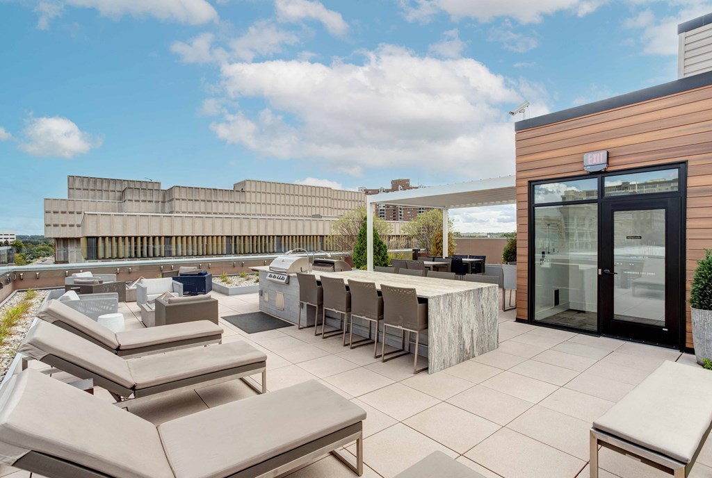 400 Rose Rooftop Lounge with Grills, Fire Pits, and Seating