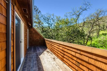 balcony with view of hillside - Photo Gallery 11