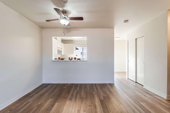 dining area and kitchen bar - Photo Gallery 6