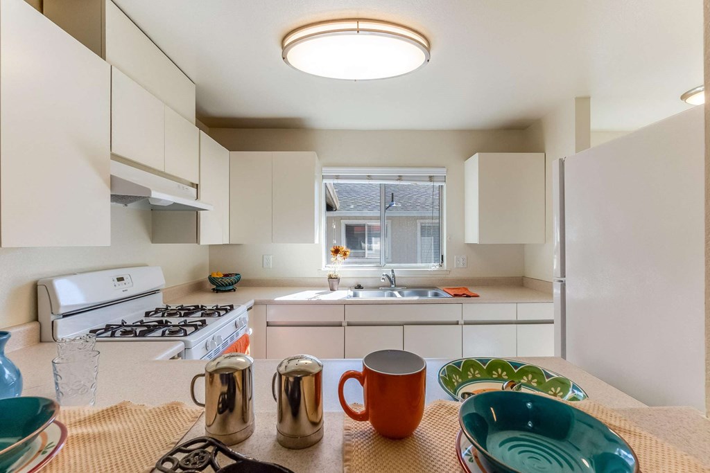kitchen bar with view of stove and sink
