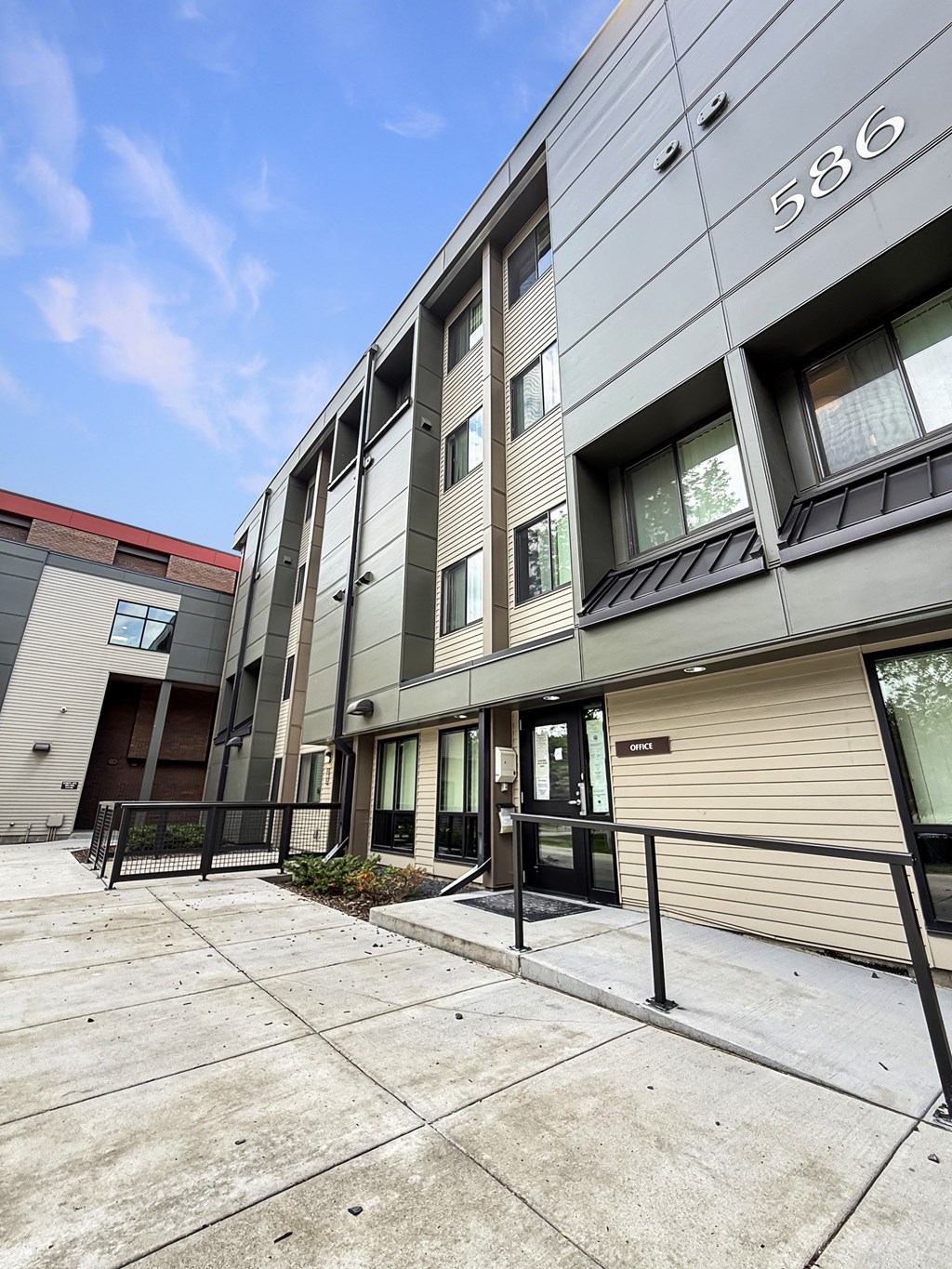 The building number 586 is visible on the side of the building.