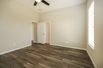 Vacant Bedroom at Lakeside Conroe, Montgomery, Texas - Photo Gallery 23