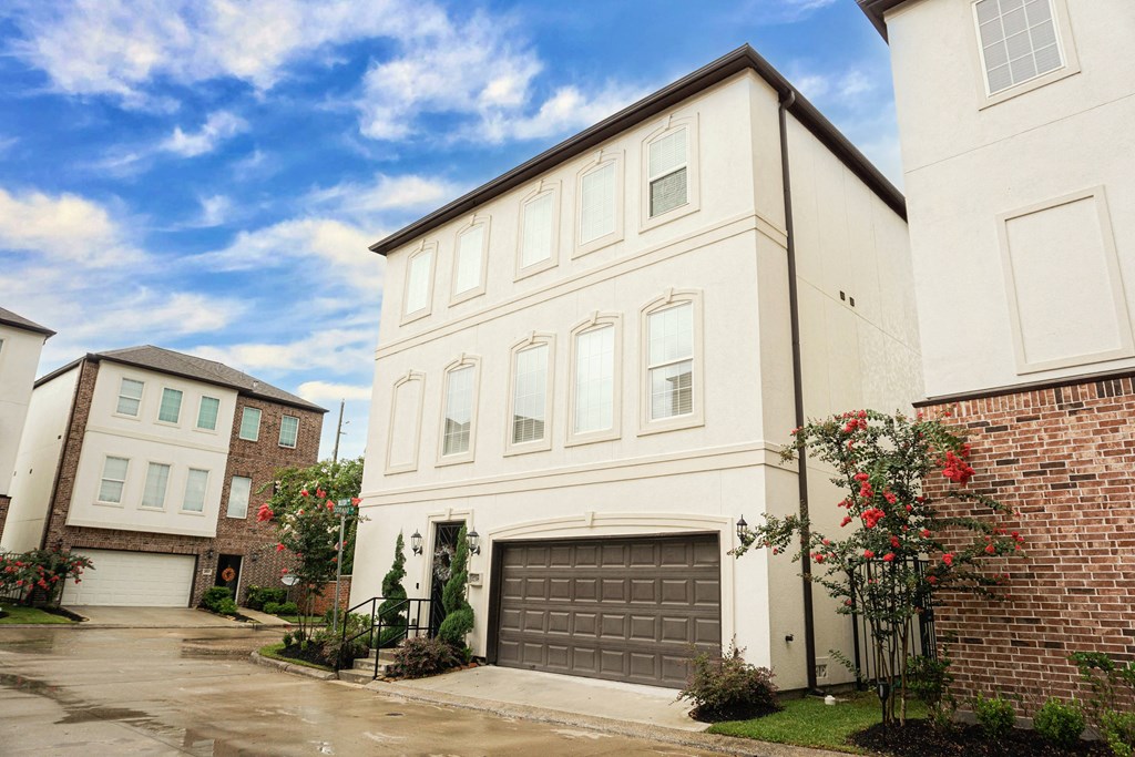 Elegant Exterior View Of Property at Villas at Kings Harbor, Texas, 77345