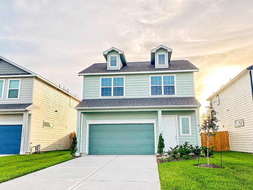 Ample Parking Area And Detached Garages Available at Pradera Oaks, Bonney