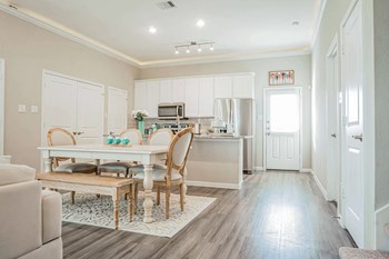 Living Room With Kitchen at Lakeside Conroe, Montgomery - Photo Gallery 4