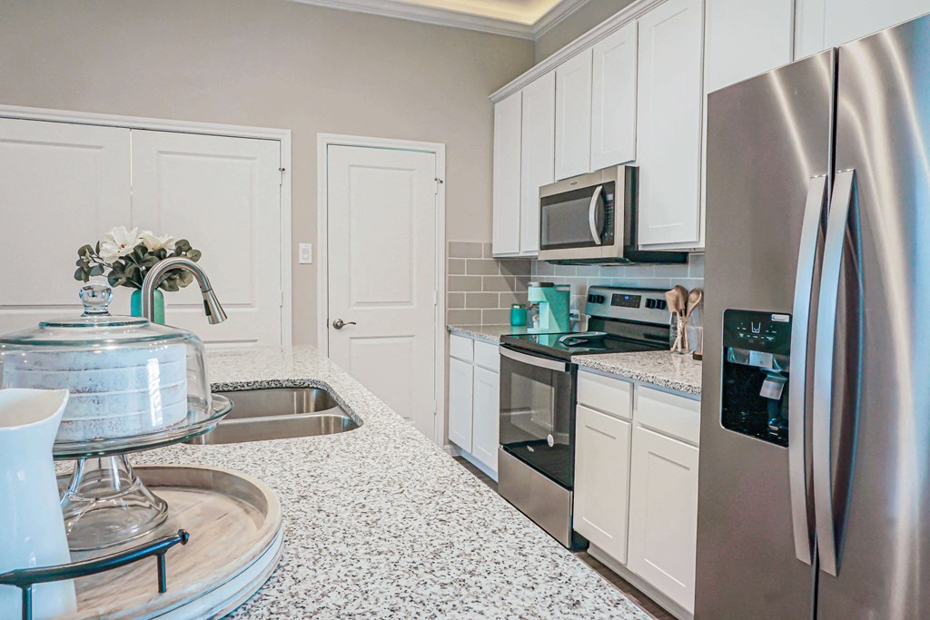 Kitchen Bar With Granite Counter Top at Lakeside Conroe, Montgomery, 77356