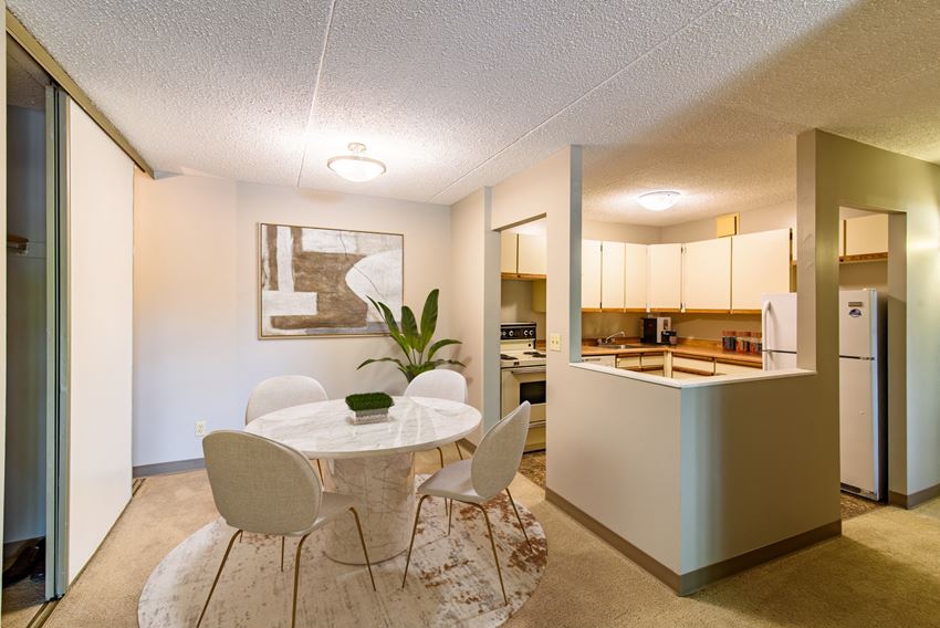 Chancellor Estates Apartments, 940944 Chancellor Drive, Winnipeg, MB