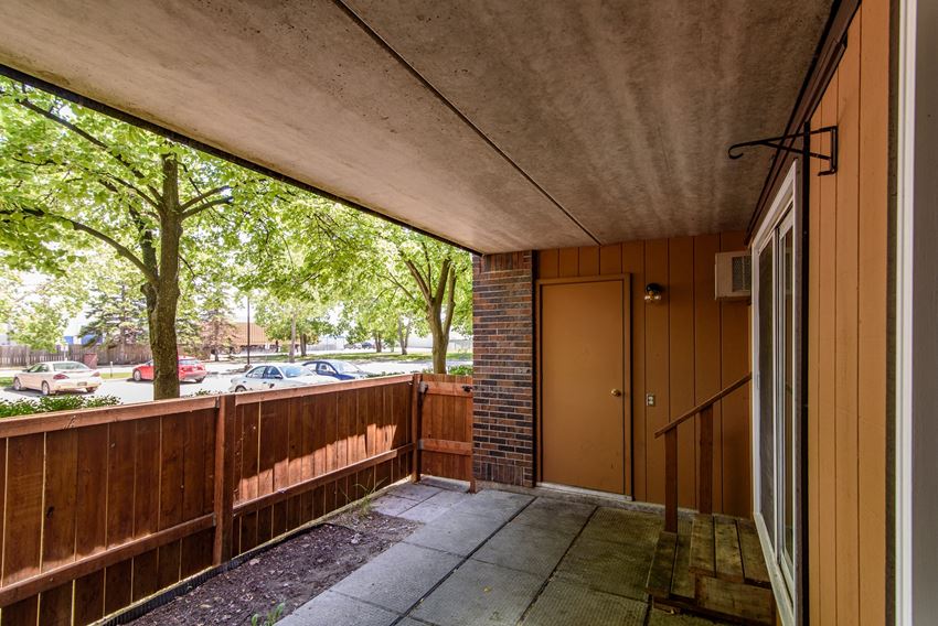 Chancellor Estates Apartments, 940944 Chancellor Drive, Winnipeg, MB