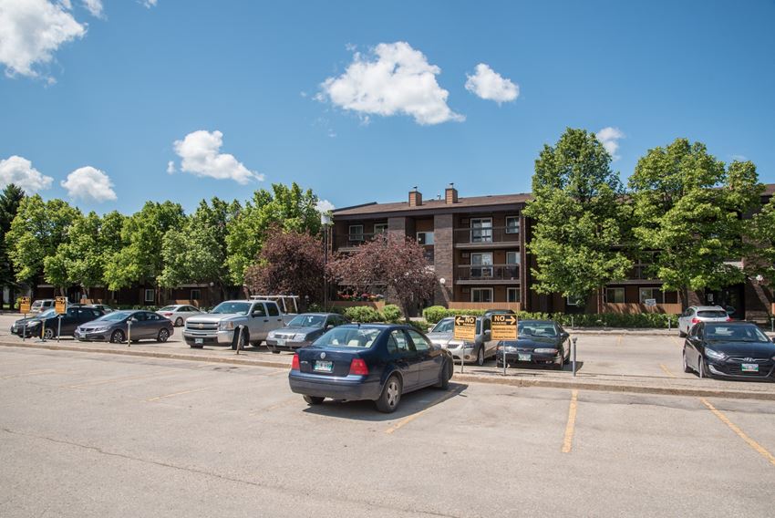 Chancellor Estates Apartments, 940944 Chancellor Drive, Winnipeg, MB