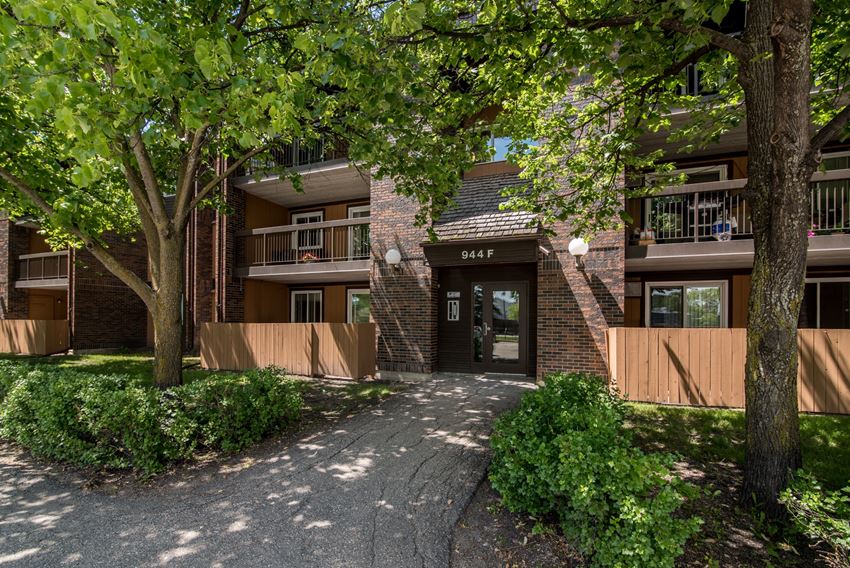 Chancellor Estates Apartments, 940944 Chancellor Drive, Winnipeg, MB